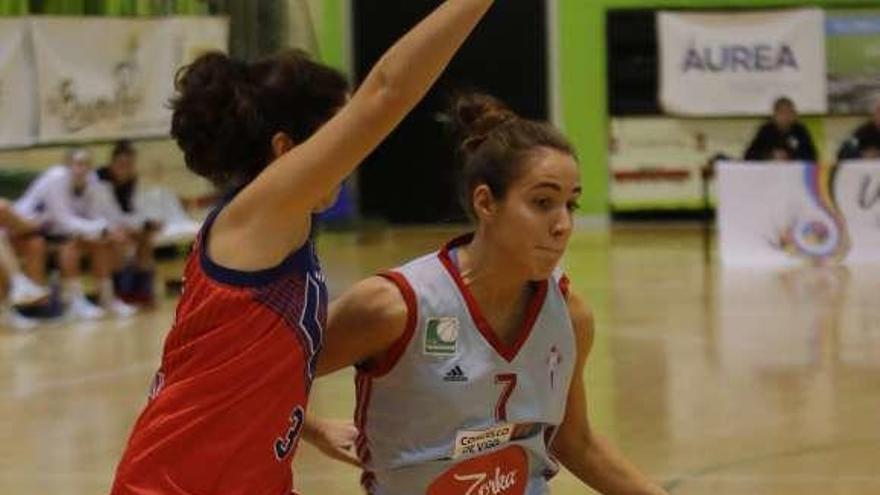 Tamara Montero bota el balón ante una rival. // Ricardo Grobas