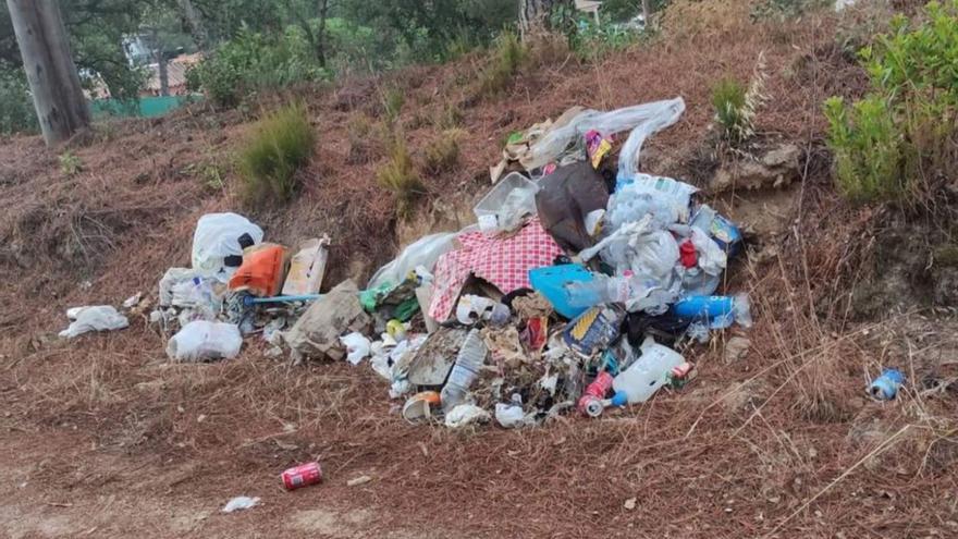 Denuncien un abocament en un bosc de Vidreres