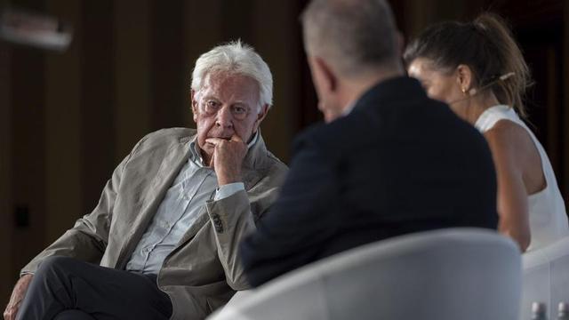 Felipe González i Emiliano García-Page (d’esquena), durant un col·loqui, ahir a Toledo. | ÁNGELES VISDÓMINE / EFE