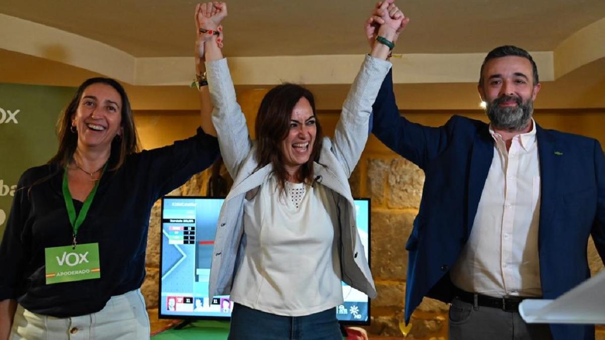 Paula Badanelli, Yolanda Almagro y Rafael Saco, los tres concejales electos de Vox en Córdoba celebran el resultado.