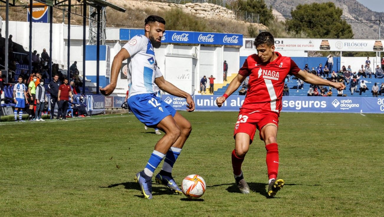 El Alcoyano derrota al Sevilla Atlético gracias a un doblete del central en los diez primeros minutos