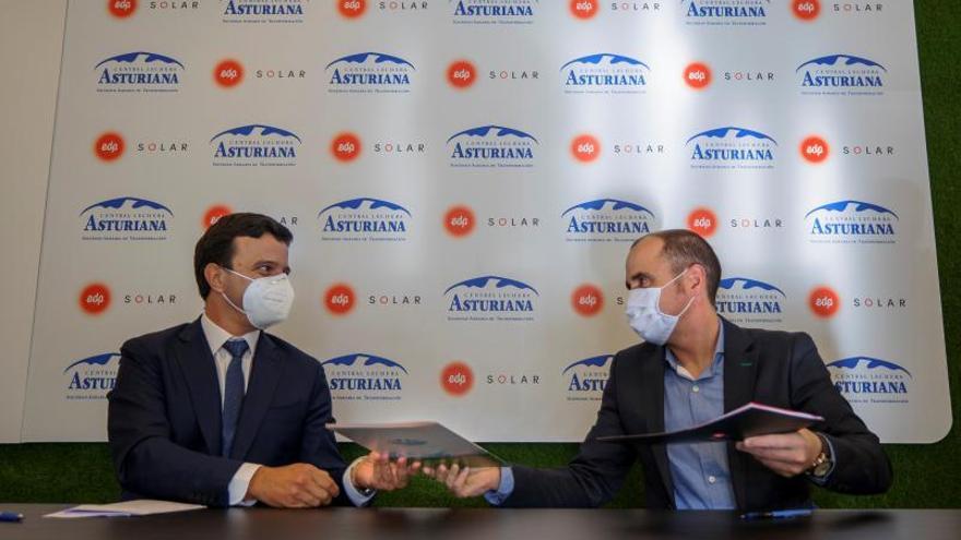 Miguel Fonseca, a la izquierda, y Alberto Álvarez, ayer, durante la firma de convenio en la sede de Clas.