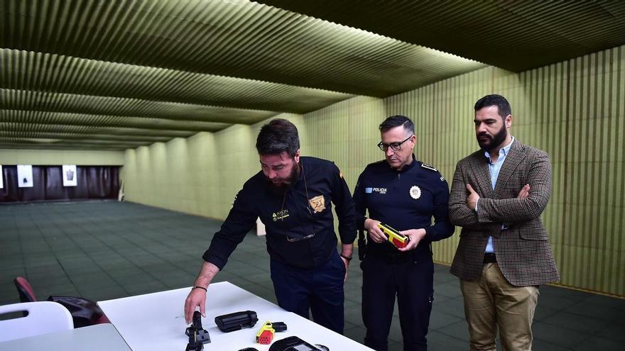 Fotogalería | La Policía Local de Plasencia estrena dos pistolas taser