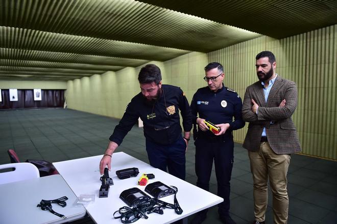 Fotogalería | La Policía Local de Plasencia estrena dos pistolas táser