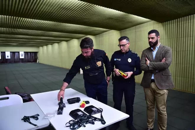 Fotogalería | La Policía Local de Plasencia estrena dos pistolas táser