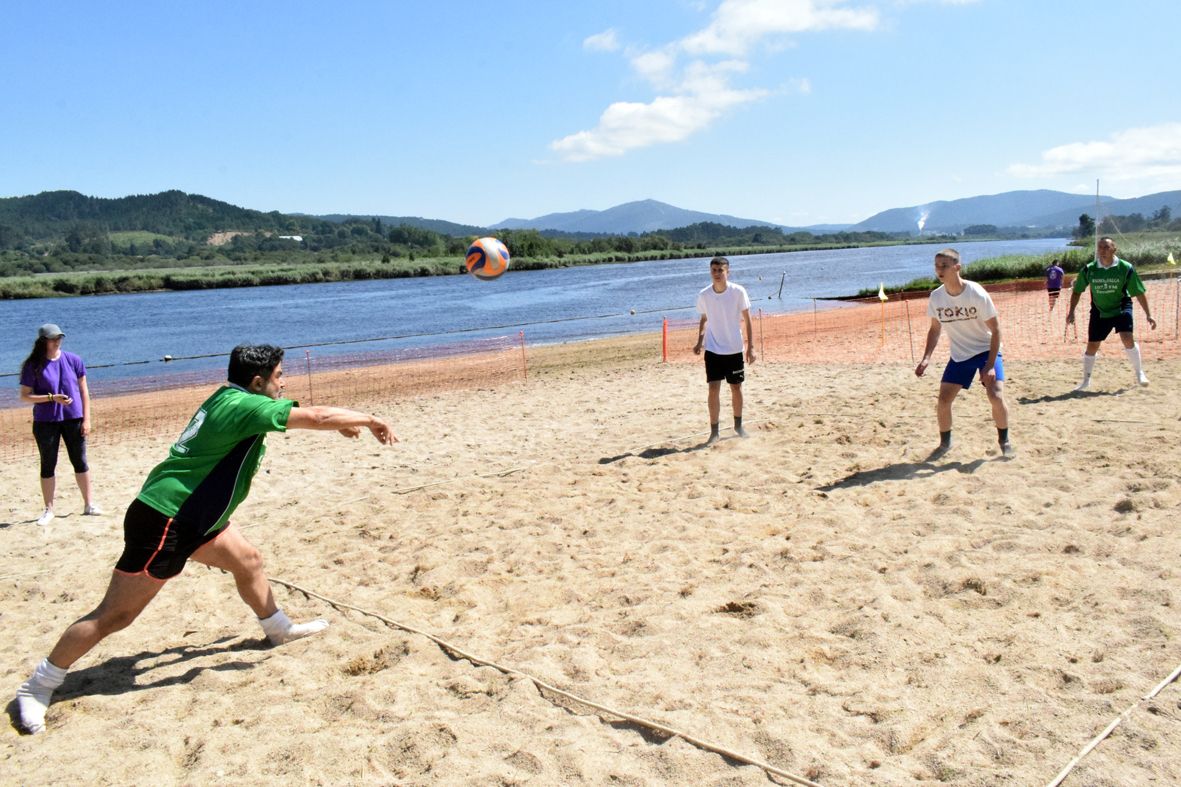 Las Olimpiadas de Aldea hacen de la playa de Vilarello la fusión de deporte y tradición