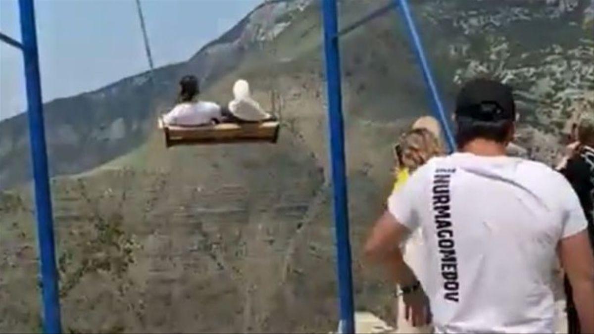 Vídeo: dos mujeres se caen en un barranco de 1.500 metros al romperse un  columpio en Rusia - Diario de Ibiza
