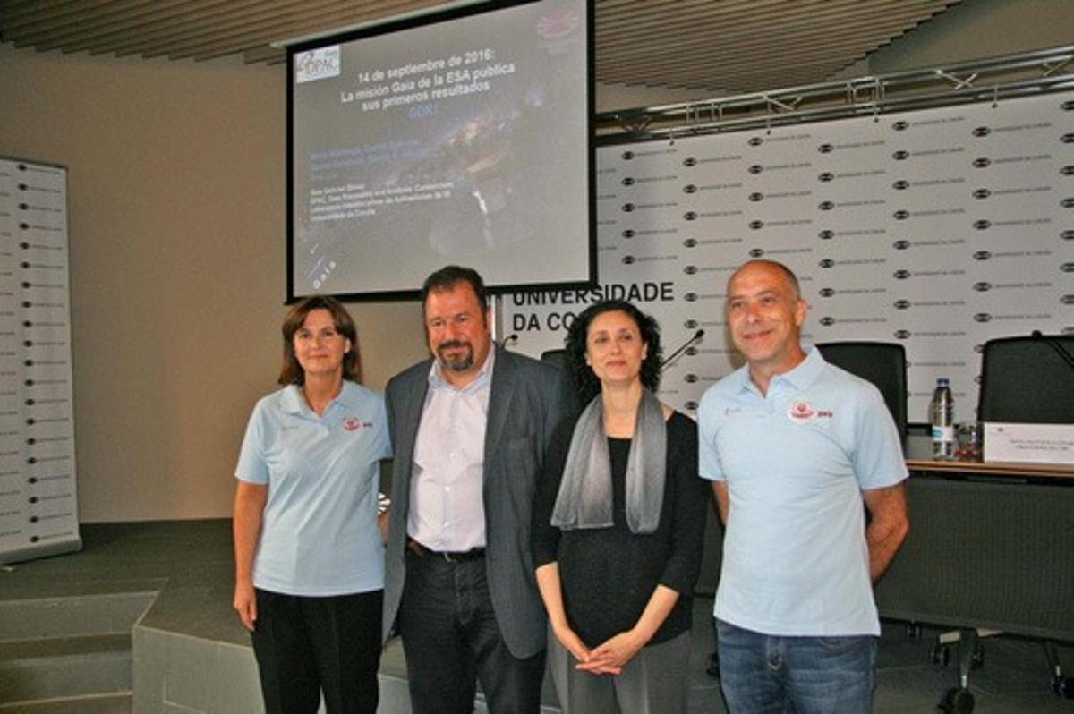 Ana con Minia Manteiga, Salvador Naya y Carlos Dafonte en la presentación del primer archivo del satélite Gaia