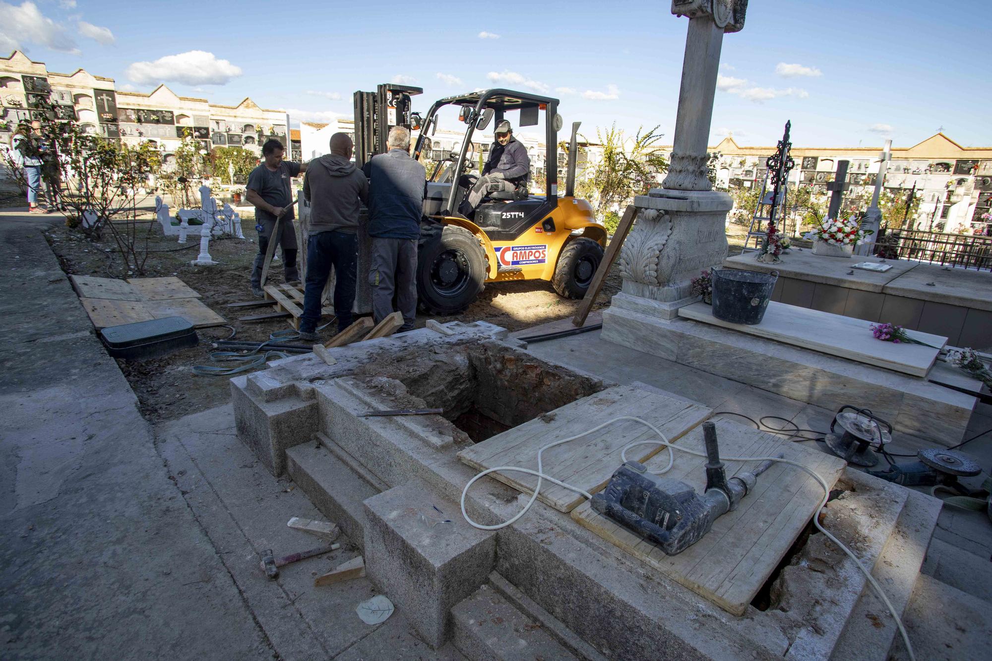 Desmontan el mausoleo del primer fascista de España para buscar los restos de nueve republicanos represaliados
