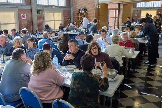 Les imatges de l'escudella solidària per la Marató