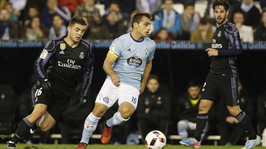 Jonny conduce la pelota ante Kovacic (izquierda) e Isco durante la última visita del Real Madrid a Balaídos en la Copa del Rey. // Ricardo Grobas