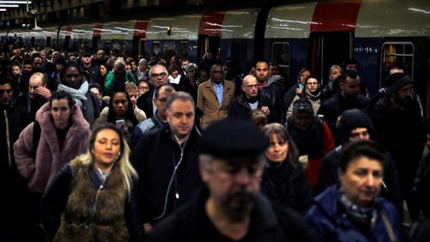 Una huelga contra la reforma de Macron deja Francia casi sin trenes