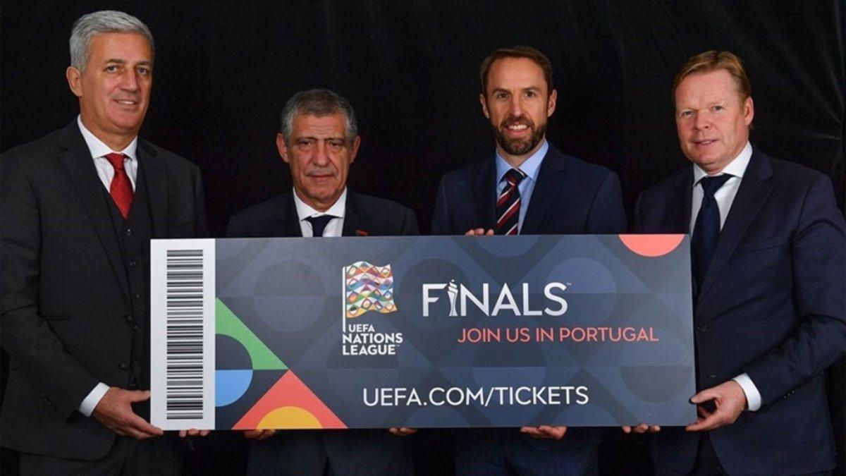 Los cuatro seleccionadores posan con el ticket que les lleva a la final a cuatro