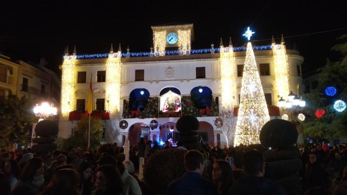 El Ayuntamiento de Priego, iluminado para la Navidad en una campaña anterior.