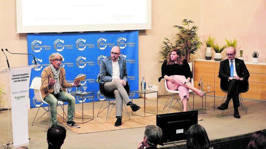 Joaquín Daura, senior manager de Energy &amp; Sustainability Services de Schneider Electric; José Guillermo Malagrava, director general de Energía del Govern balear; Neus Sastre, vicepresidenta de ASINEM y Martí Ribas, director general de Endesa en Baleares, durante la jornada en el club DM.