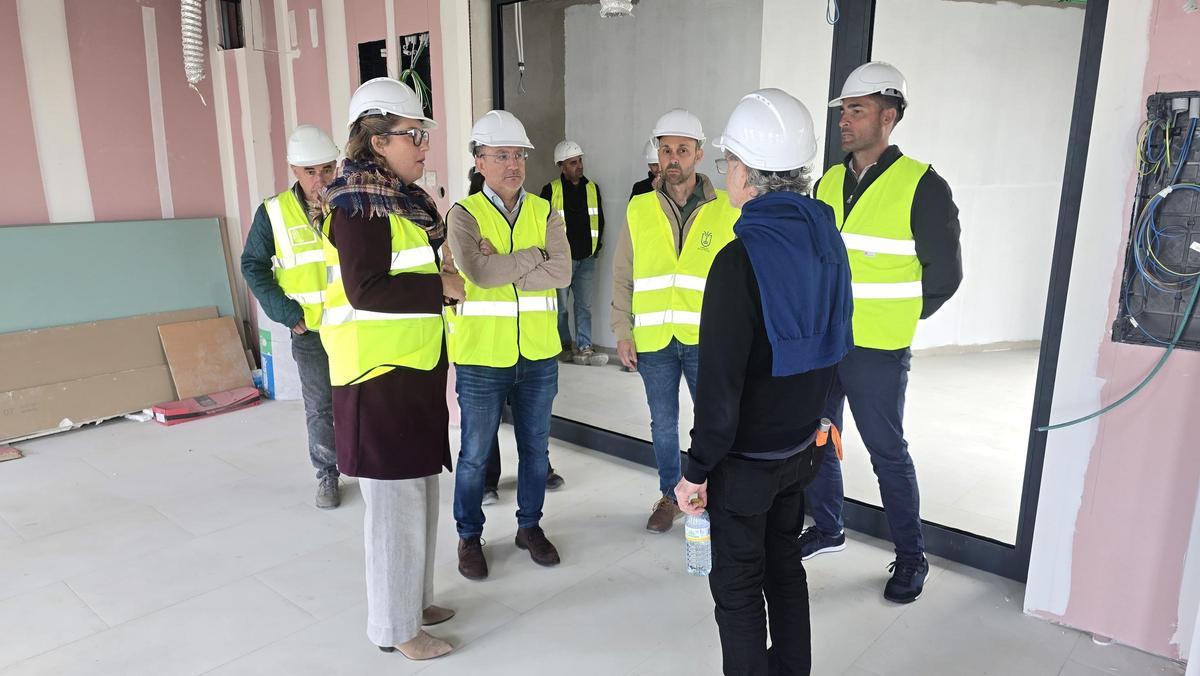 El presidente del Cabildo de La Palma, Sergio Rodríguez, visita las obras acompañado de la alcaldesa de Tijarafe, Yaiza Cáceres.