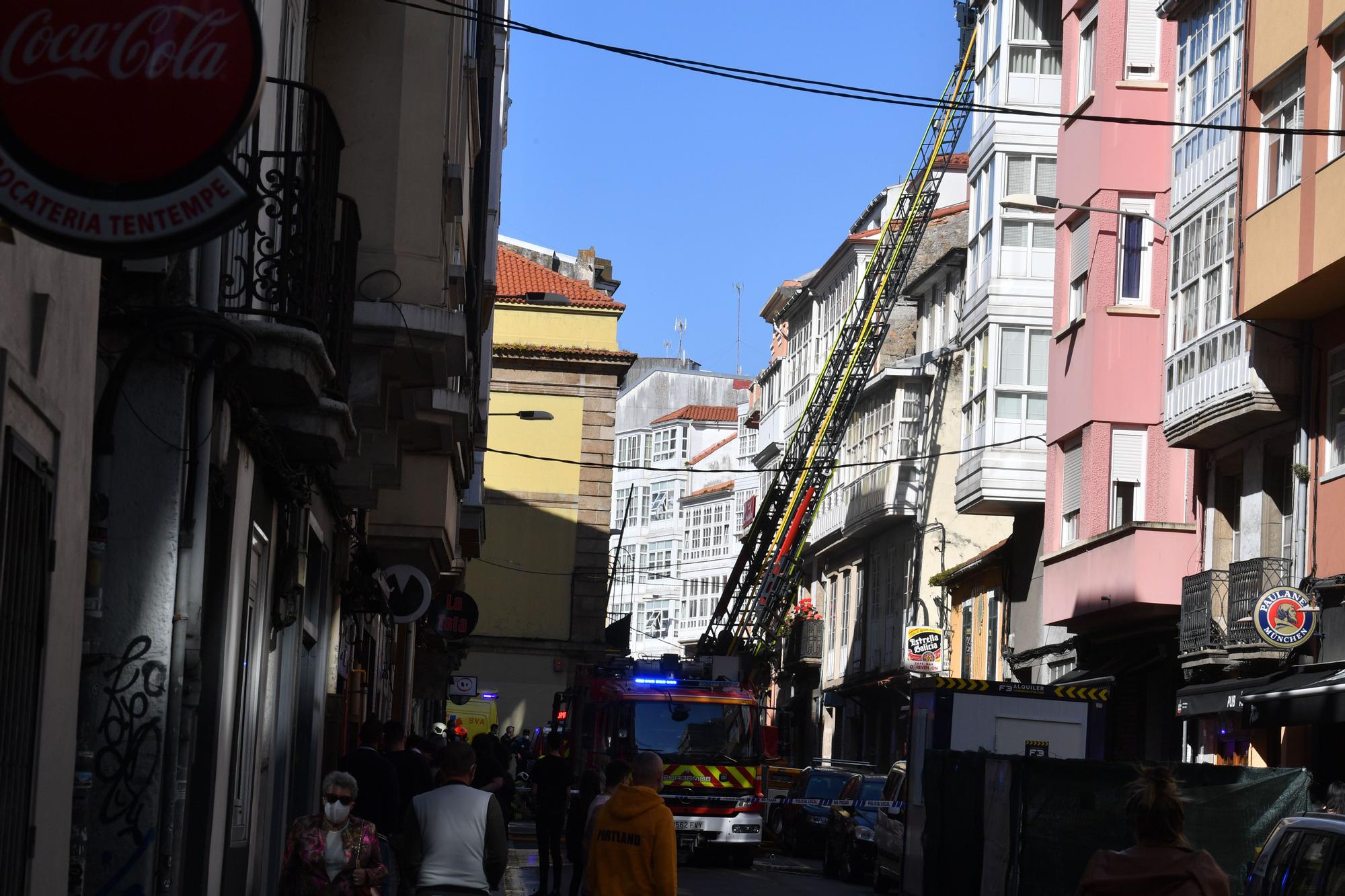 Los Bomberos sofocan un incendio en la calle Cordonería