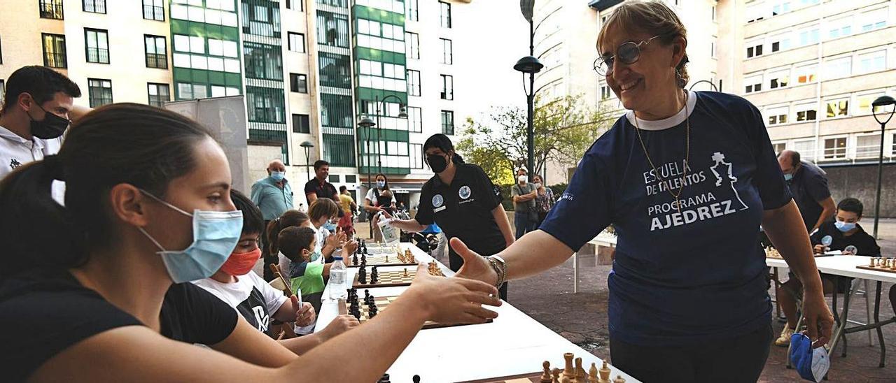 La maestra internacional Amura, ayer en Pontevedra, saludando a una de las participantes.