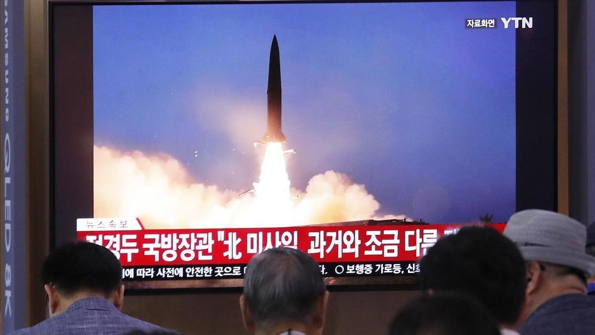 La gente mira un televisor que muestra una imagen de archivo del lanzamiento de misiles de Corea del Norte durante un programa de noticias en la estación de trenes de Seúl en Seúl, Corea del Sur, miércoles 31 de julio de 2019