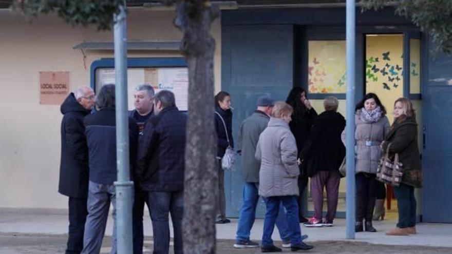 L&#039;exterior del Centre Cívic Mas Moixa de Blanes poc abans de la reunió d&#039;ahir, a porta tancada.