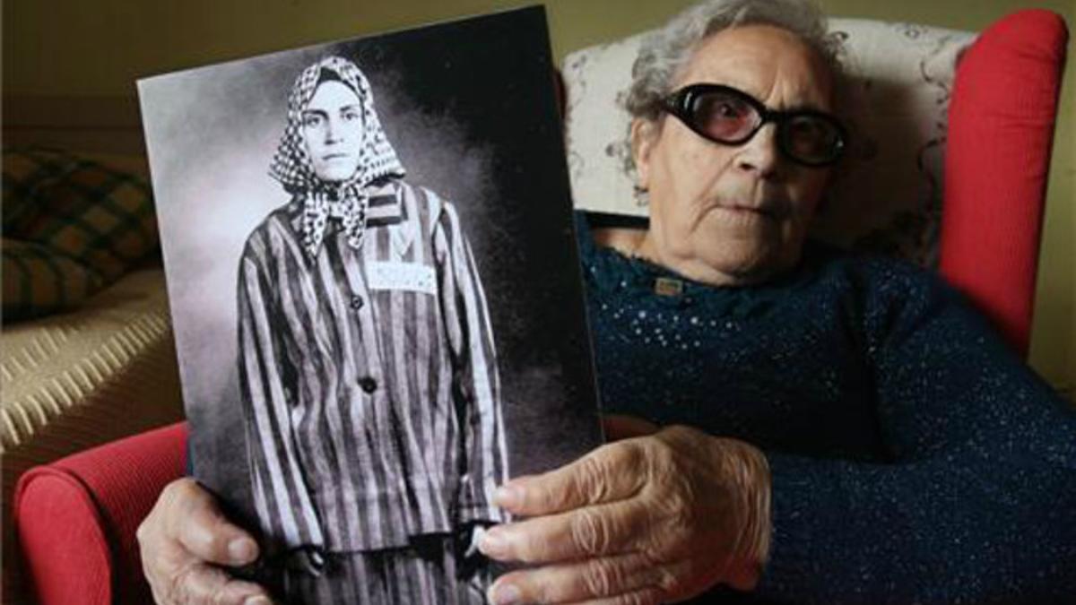Neus Català en una imagen de 2013, sosteniendo su retrato de prisionera.