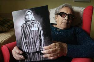 Neus Català en una imagen de 2013, sosteniendo su retrato de prisionera.