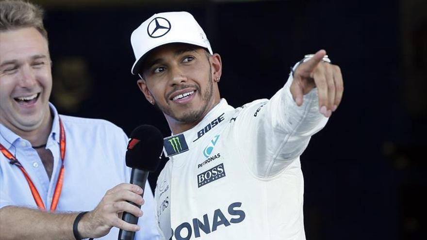 Hamilton se exhibe en Bakú, donde Vettel no pasa de la cuarta plaza