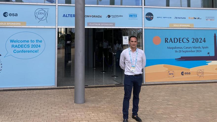 Rubén García, físico aplicado del CERN, a las puertas del palacio de ExpoMeloneras