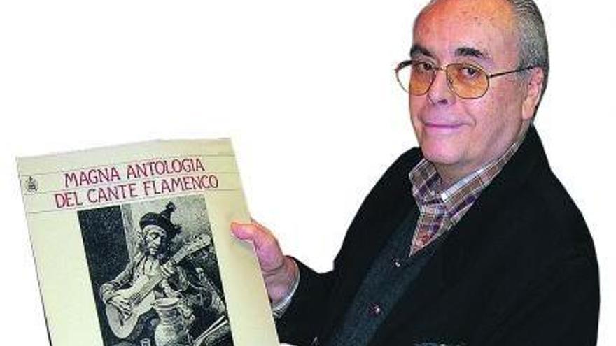 Blas Vega posa con un cartel de la Magna Antología del Cante Flamenco.