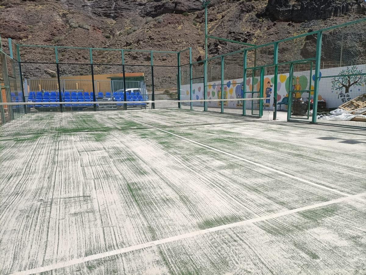 Imagen de la sustitución del césped artificial en el campo de fútbol de Los Cascajos, en La Aldea de San Nicolás.