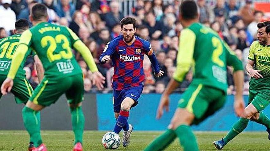 Quatre jugadors de l&#039;Eibar estan pendents de l&#039;acció de Leo Messi
