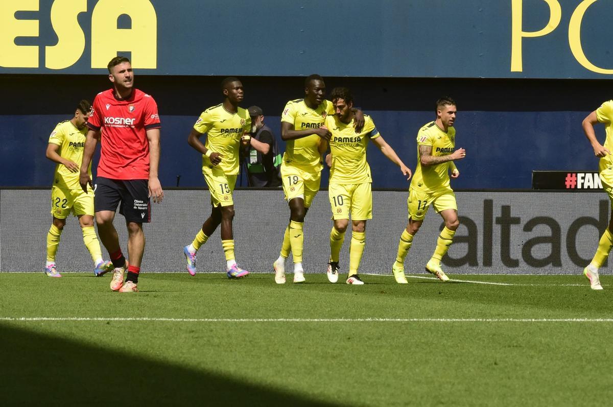Los jugadores del Villarreal celebran un gol ante el Osasuna.