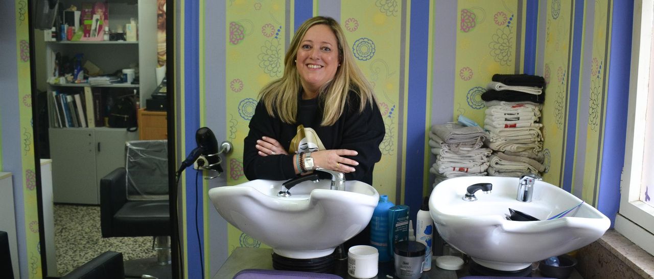 Liliana Megido en su peluquería en San Julián de Bimenes