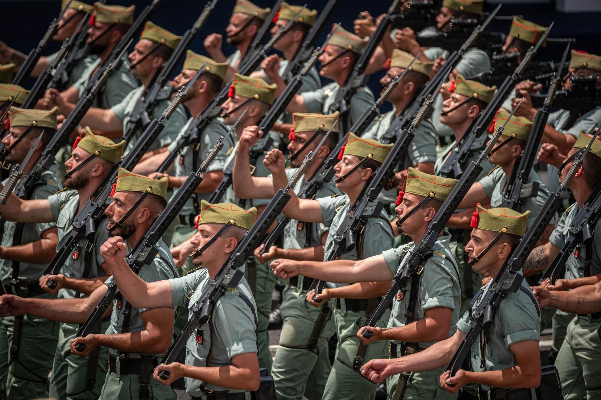Las mejores imágenes del desfile militar de las Fuerzas Armadas en Tenerife con la presencia de Sus Majestades los Reyes