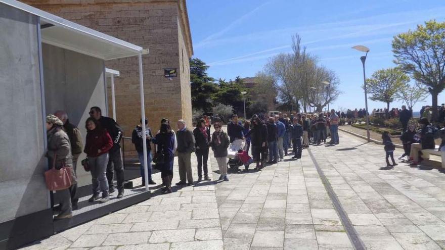 Visitantes esperan en una larga cola para adquirir las entradas de la exposición Aqva.