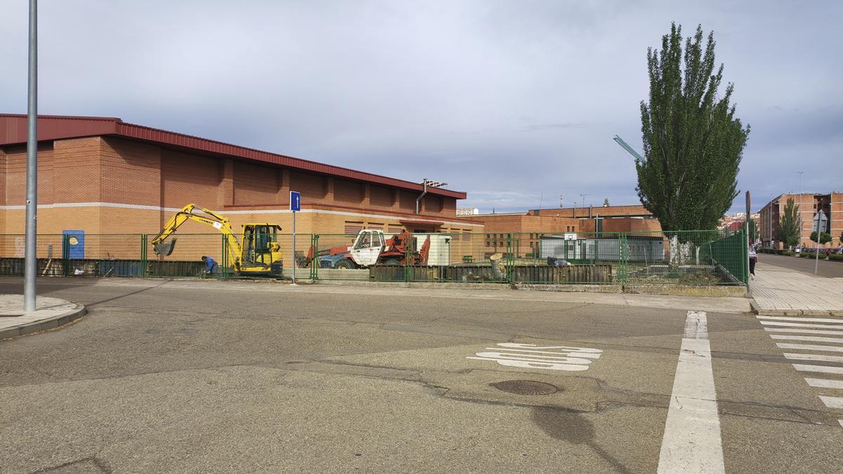 Maquinaria y operarios trabajando esta mañana en el área pendiente de urbanización del IES Los Sauces, junto al gimnasio.