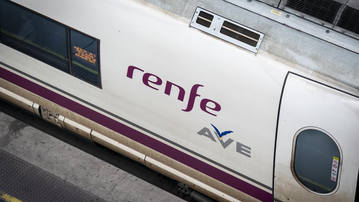 Un AVE de Renfe estacionado.