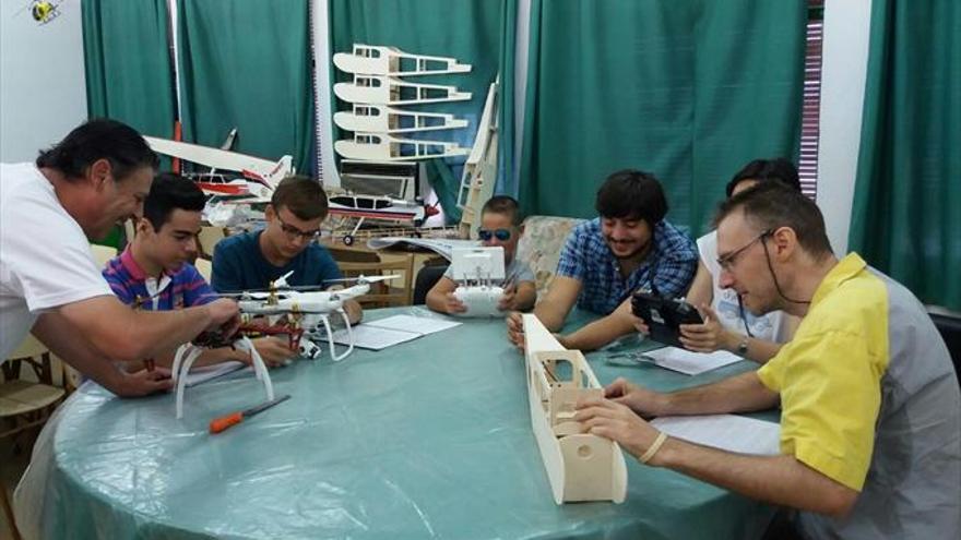 Un taller enseña a los jóvenes a fabricar su propio dron