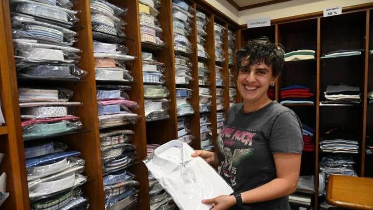 Carlota enseña sus productos de moda.