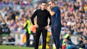 Xavi charla con su hermano Òscar durante el derbi Barça-Espanyol en el Camp Nou.