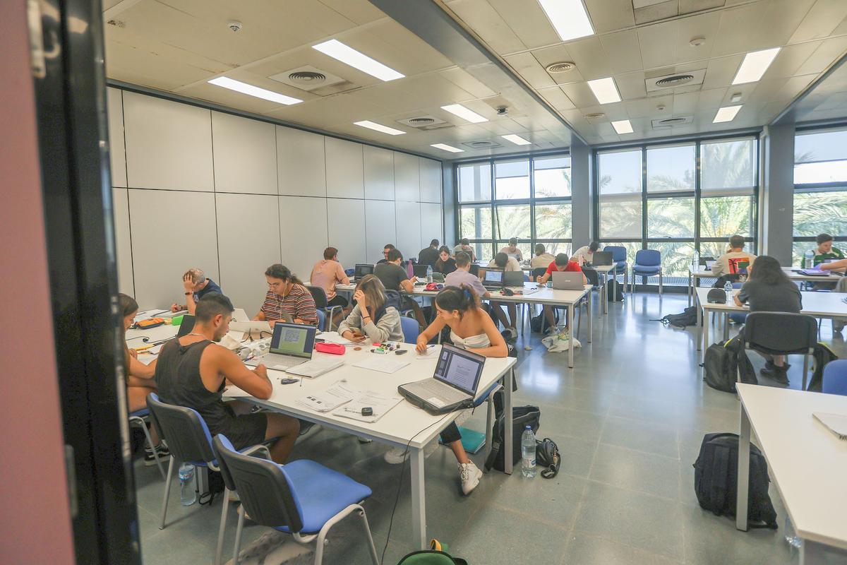 Estudiantes en una sala de estudio de la UMH, la mayoría con portátiles