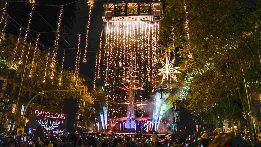Barcelona vive un encendido de luces multitudinario con miles de personas abarrotando el paseo de Gràcia