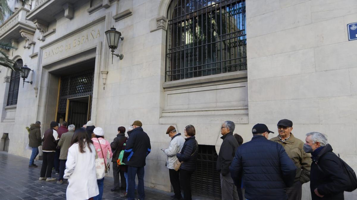 Colas hoy ante el Banco de España en Valencia