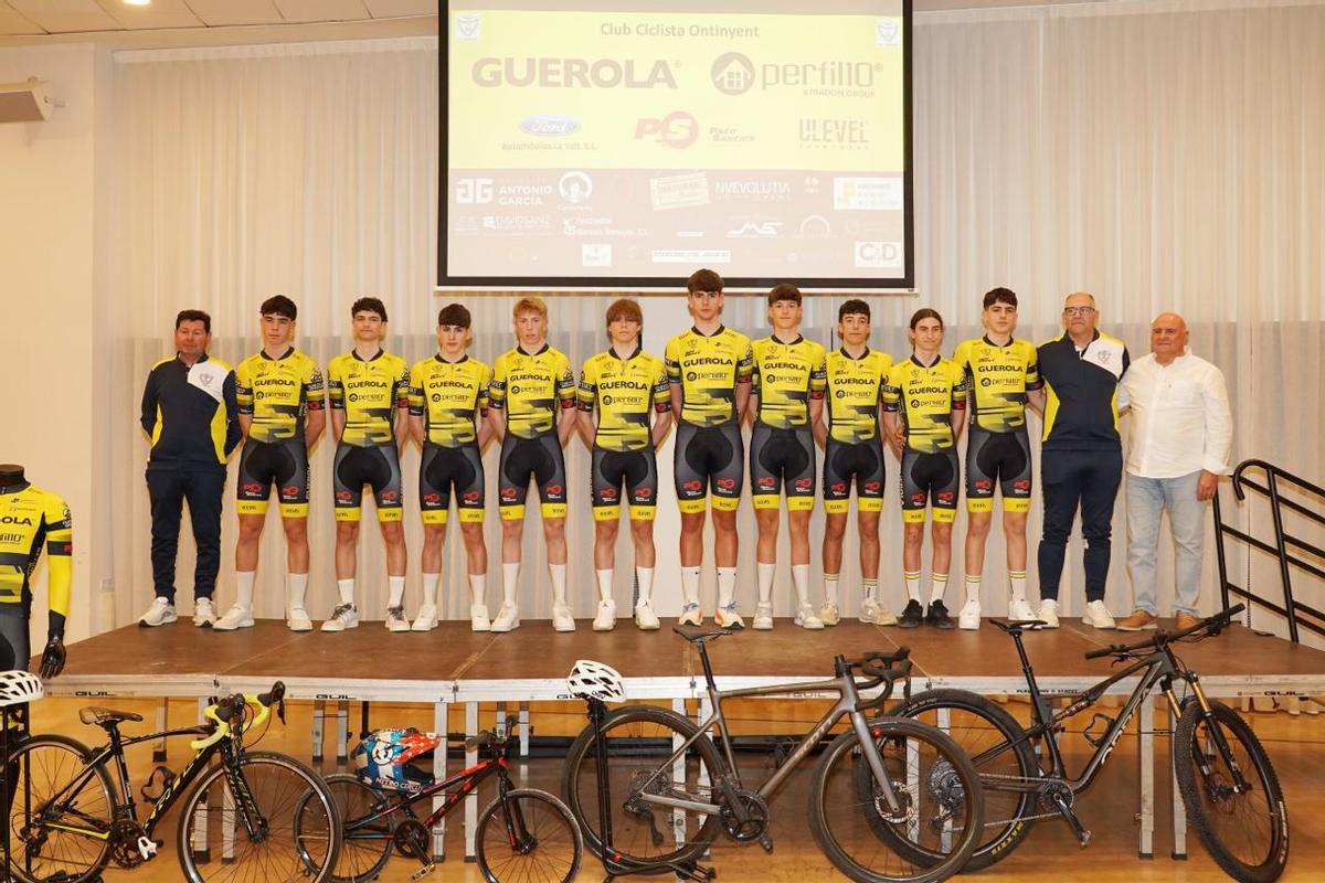 Equipo junior del Club Ciclista Ontinyent en la presentación de la temporada 2026.R