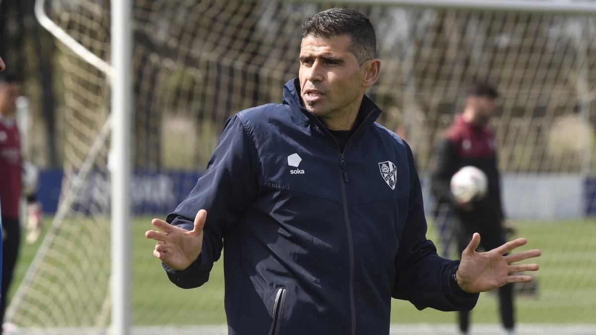 Antonio Hidalgo durante un entrenamiento de la SD Huesca.