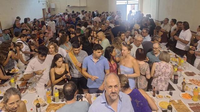 Los vecinos y visitantes se reunieron en un almuerzo popular donde disfrutaron de buena música y buena compañía.