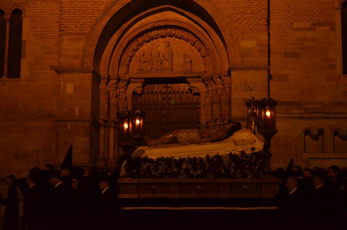 El Yacente a su paso por San Juan, para entrar en Plaza Mayor.
