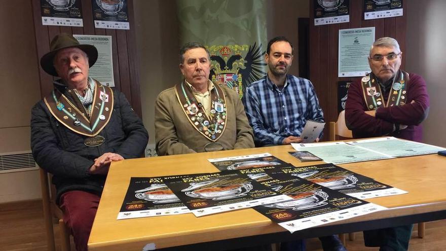 Miguel González, José Ramón Villa, Víctor Verdasco e Ismael Fernández presentando ayer el V Capítulo de la Cofradía de Amigos de les Fabes del Principado en Villaviciosa.