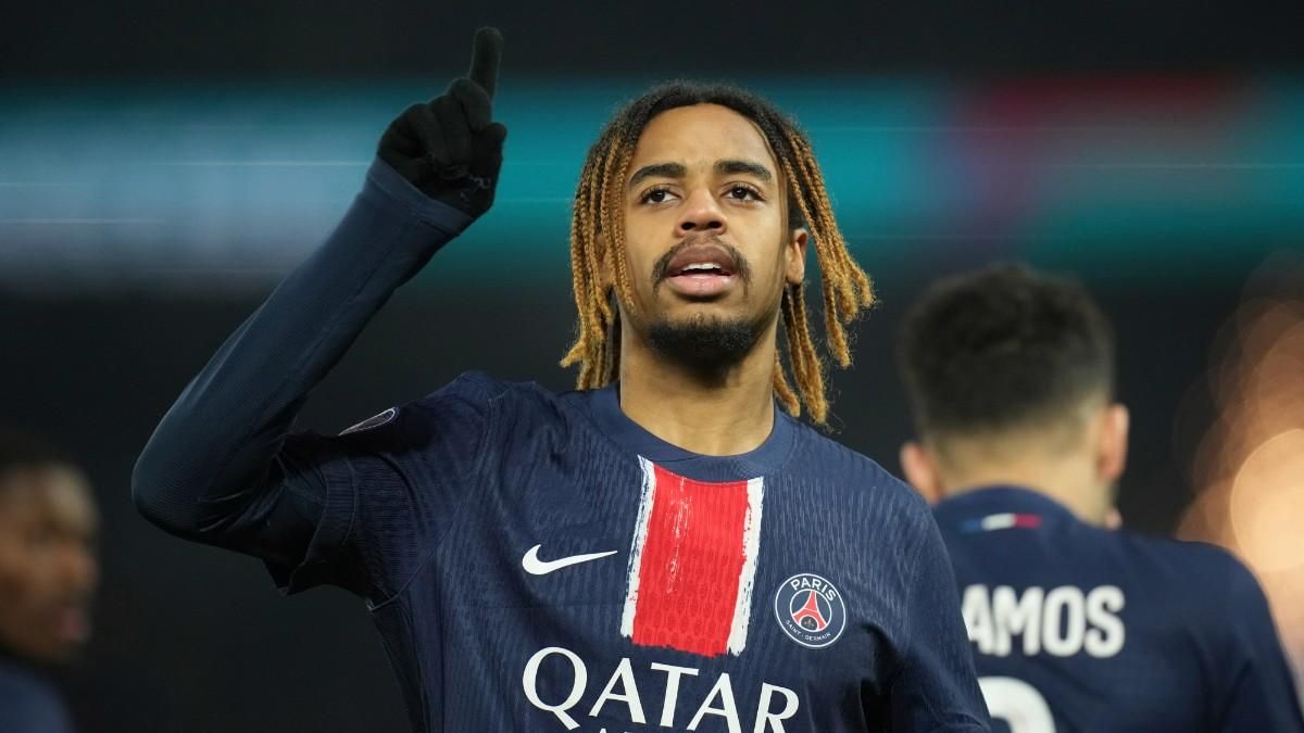 Bradley Barcola celebra el primer gol del PSG ante el Lille