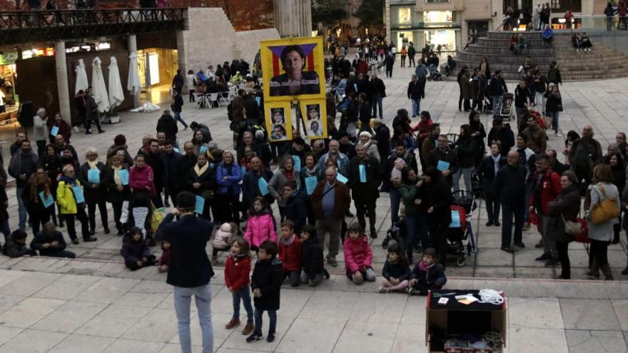 Actuació d&#039;un mag a la plaça Sant Joan de Lleida en el marc de l&#039;acció organitzada per Tsunami Democràtic